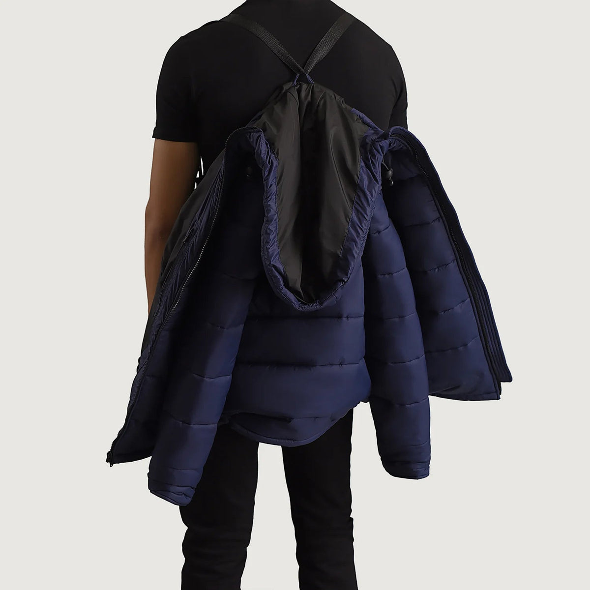 Close-Up Detail of Classic Collar &amp; Zipper With Wind Flap Hardware on Erico Azul Hooded Puffer Blusão de Couro para Homem