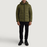 
Erico Verde Hooded Puffer Jaqueta de Couro para Homem - Vista lateral mostrando o corte ergonómico de mangas