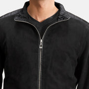 Close-Up Detail of High Neck &amp; Zipper Hardware on Men's Ethan Hybrid Suede Blusão Bomber de Couro para Homem