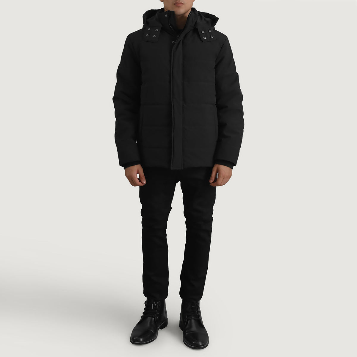 Close-Up Detail of Classic Collar &amp; Zipper With Placket. Hardware on Exton Preto Hooded Down Puffer Blusão de Couro para Homem