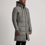 
Perspetiva vestida de Floyd Tan Hooded Leather Puffer Coat no modelo com caimento natural à luz do dia