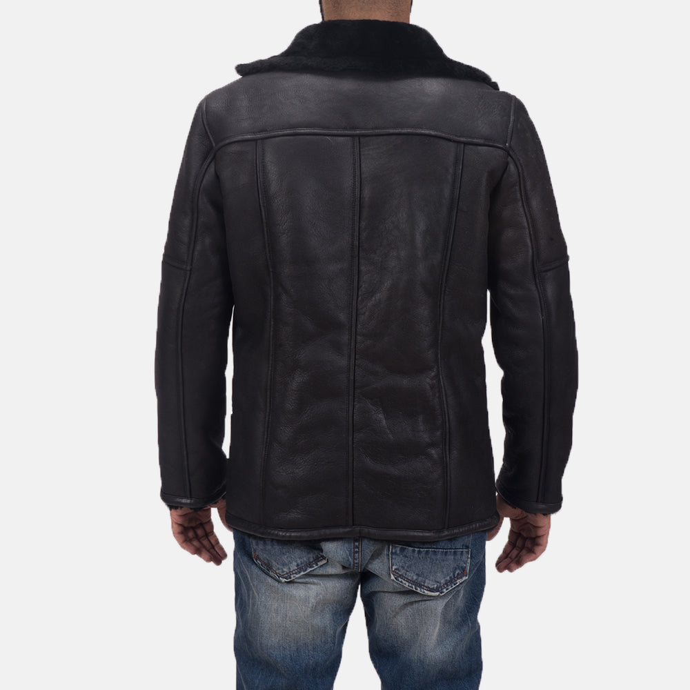 Close-Up Detail of Notch &amp; Button Hardware on Men's Furcliff Double Face Shearling Casaco de Couro para Homem