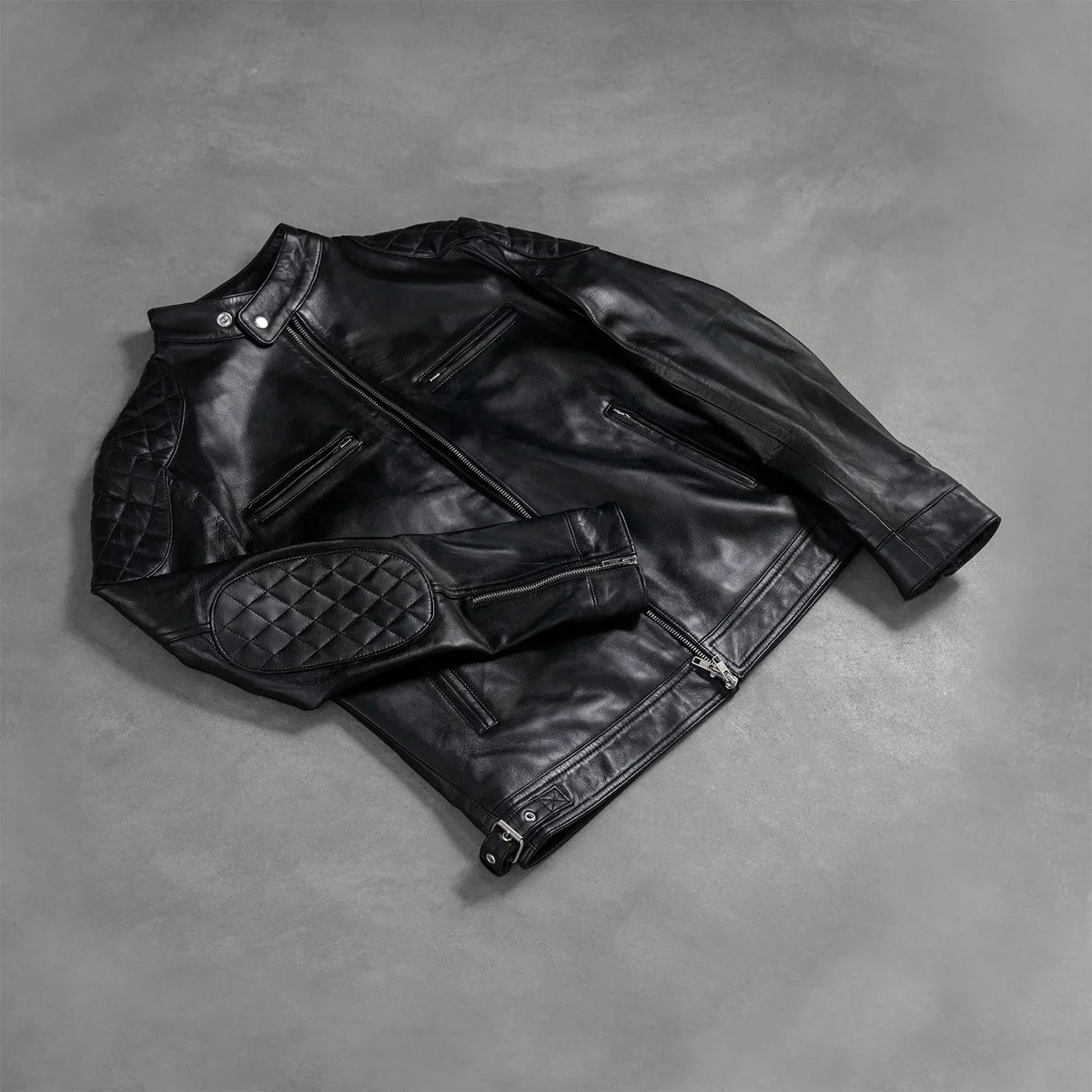 
Pormenor de alfaiataria da bainha em Gatsby Quilted Black Leather Biker Jacket