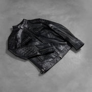 
Pormenor de alfaiataria da bainha em Gatsby Quilted Black Leather Biker Jacket