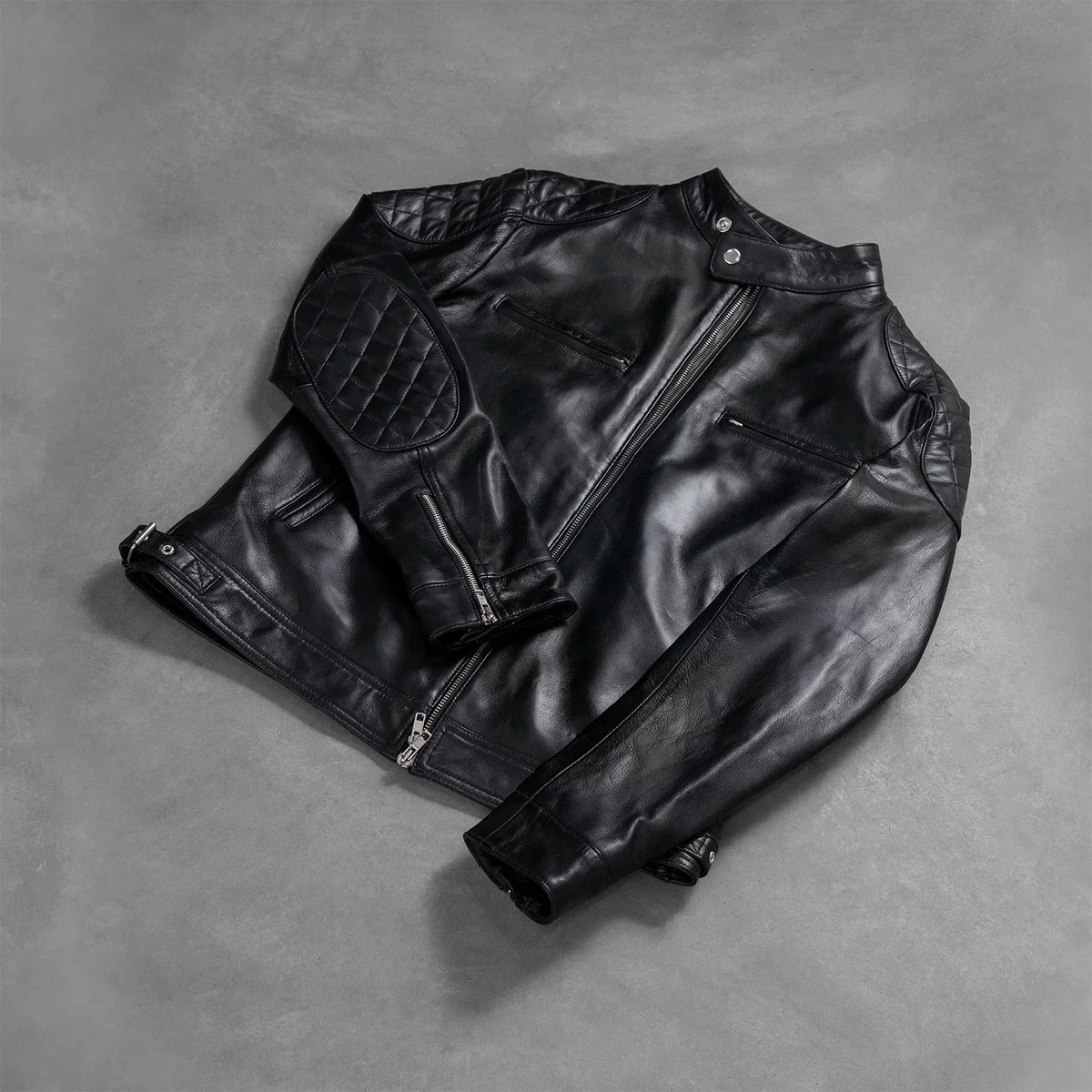 
Perspetiva vestida de Gatsby Quilted Black Leather Biker Jacket no modelo com caimento natural à luz do dia