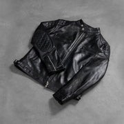 
Perspetiva vestida de Gatsby Quilted Black Leather Biker Jacket no modelo com caimento natural à luz do dia