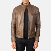 
Gatsby Mocha Jaqueta Biker de Couro para Homem - Vista frontal e silhueta ajustada | Comprar online