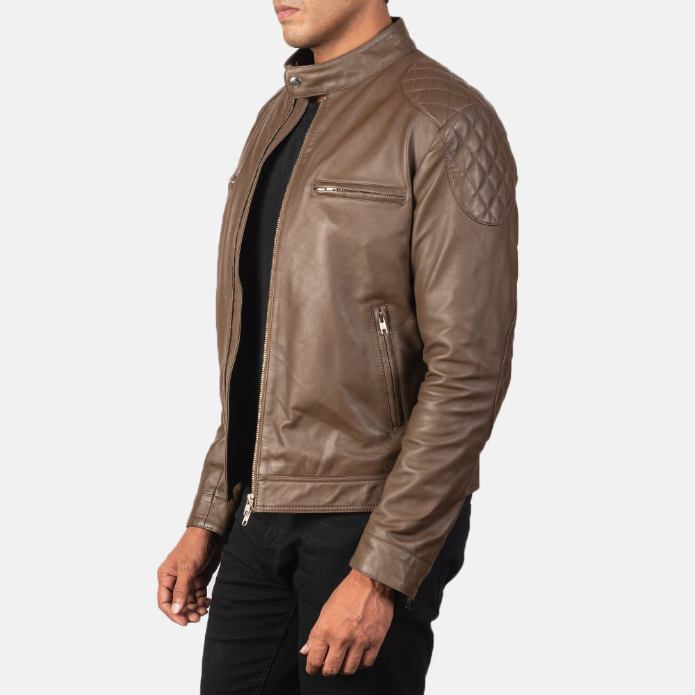 
Gatsby Mocha Jaqueta Biker de Couro para Homem - Vista traseira com ombros definidos e bainha impecável