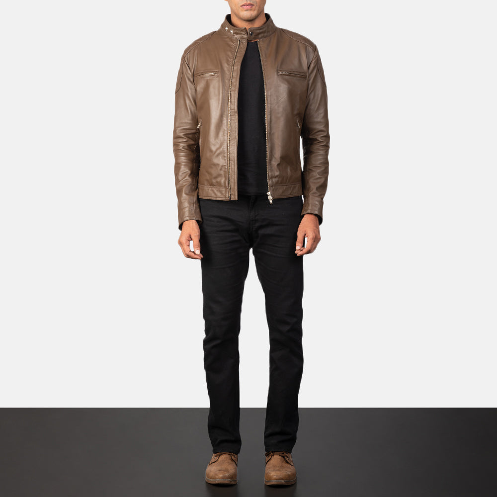 
Gatsby Mocha Jaqueta Biker de Couro para Homem - Vista lateral mostrando o corte ergonómico de mangas