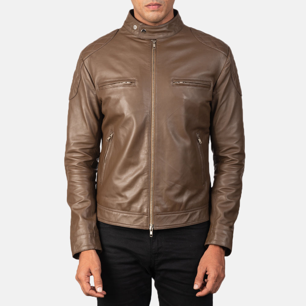 
Vista detalhada of Band with snap buttons & Zipper Hardware on Gatsby Mocha Jaqueta Biker de Couro para Homem