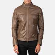 
Vista detalhada of Band with snap buttons & Zipper Hardware on Gatsby Mocha Jaqueta Biker de Couro para Homem