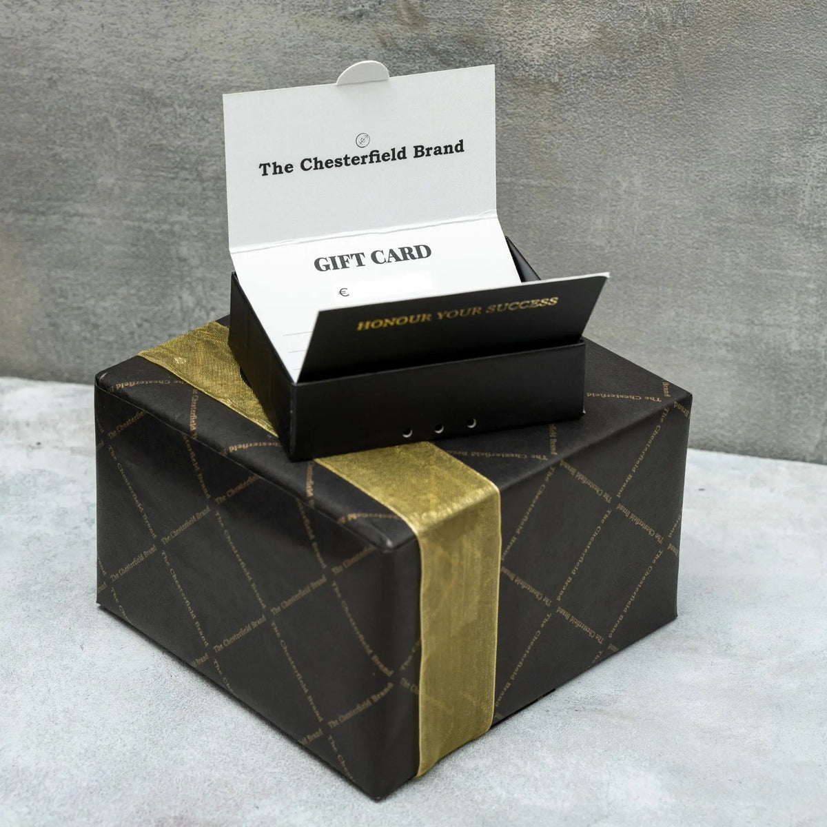 
Giftset Leather Writing Case and Pen (Passport holder) - Vista lateral mostrando o corte ergonómico de mangas