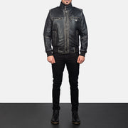 
Vista detalhada of High neck & Zipper Hardware on Glen Street Preto Jaqueta Bomber de Couro para Homem