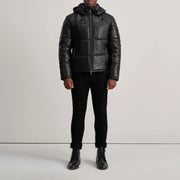 
Gordon Tan Hooded Leather Puffer Jacket - Vista lateral mostrando o corte ergonómico de mangas
