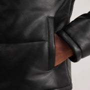 
Vista interior Showing Polyester Lining & Dois bolsos interiores funcionais