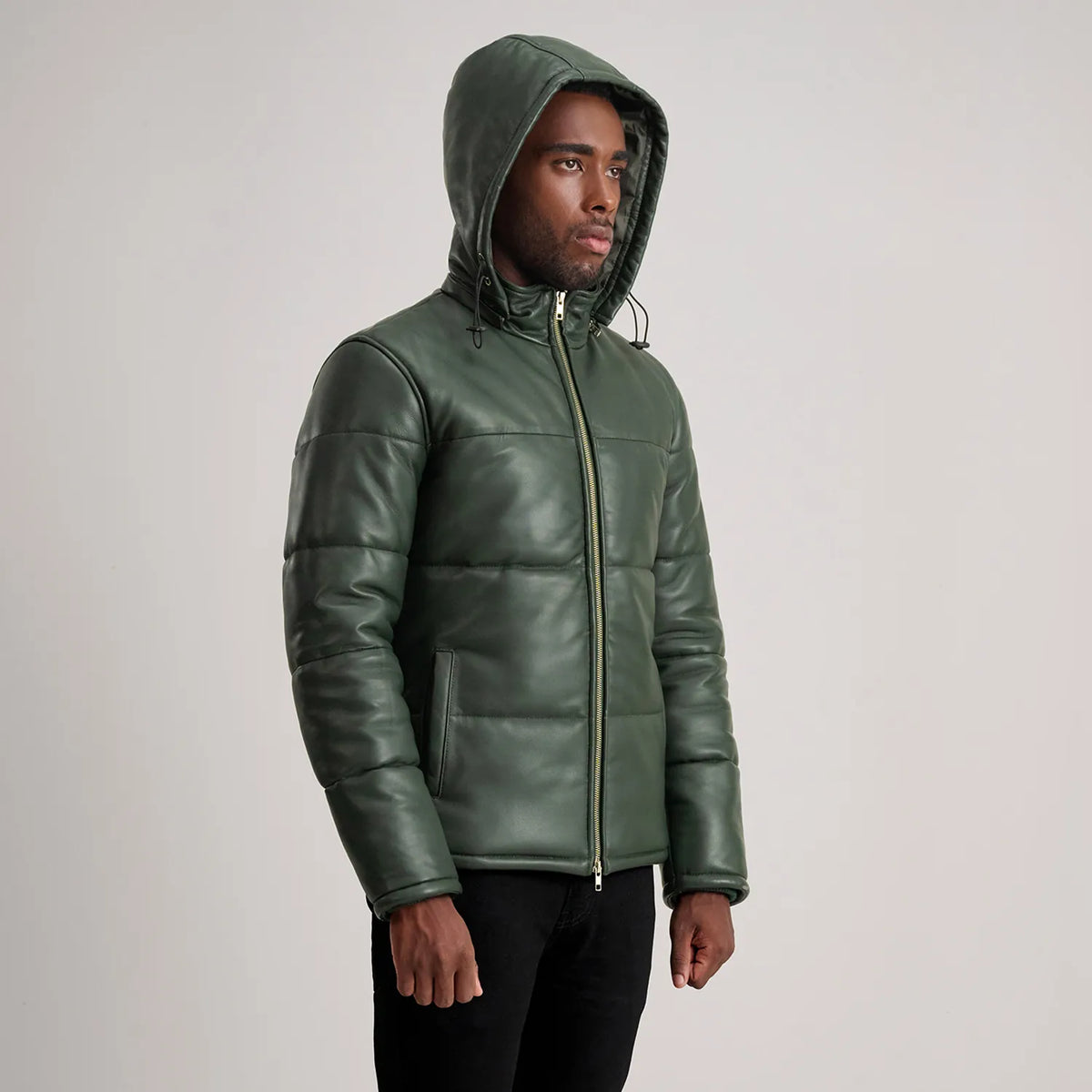 
Perspetiva vestida de Gordon Tan Hooded Leather Puffer Jacket no modelo com caimento natural à luz do dia