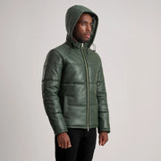 
Perspetiva vestida de Gordon Tan Hooded Leather Puffer Jacket no modelo com caimento natural à luz do dia