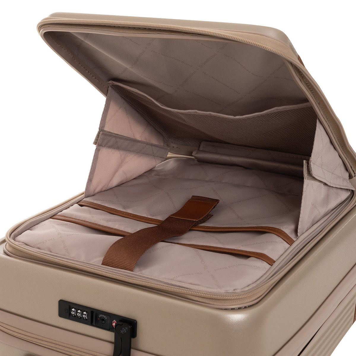 
Vista interior Showing Quilted Viscose Lining & Dois bolsos interiores funcionais