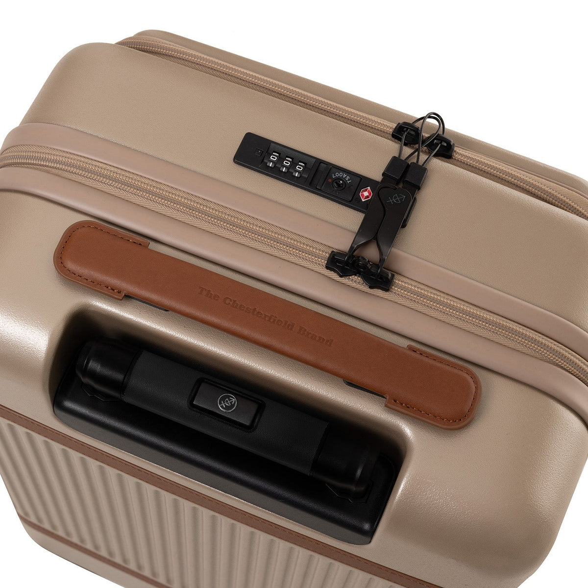
Perspetiva vestida de Hand Luggage Suitcase Front Pocket Zuna para Mulher para Mulher no modelo com caimento natural à luz do dia