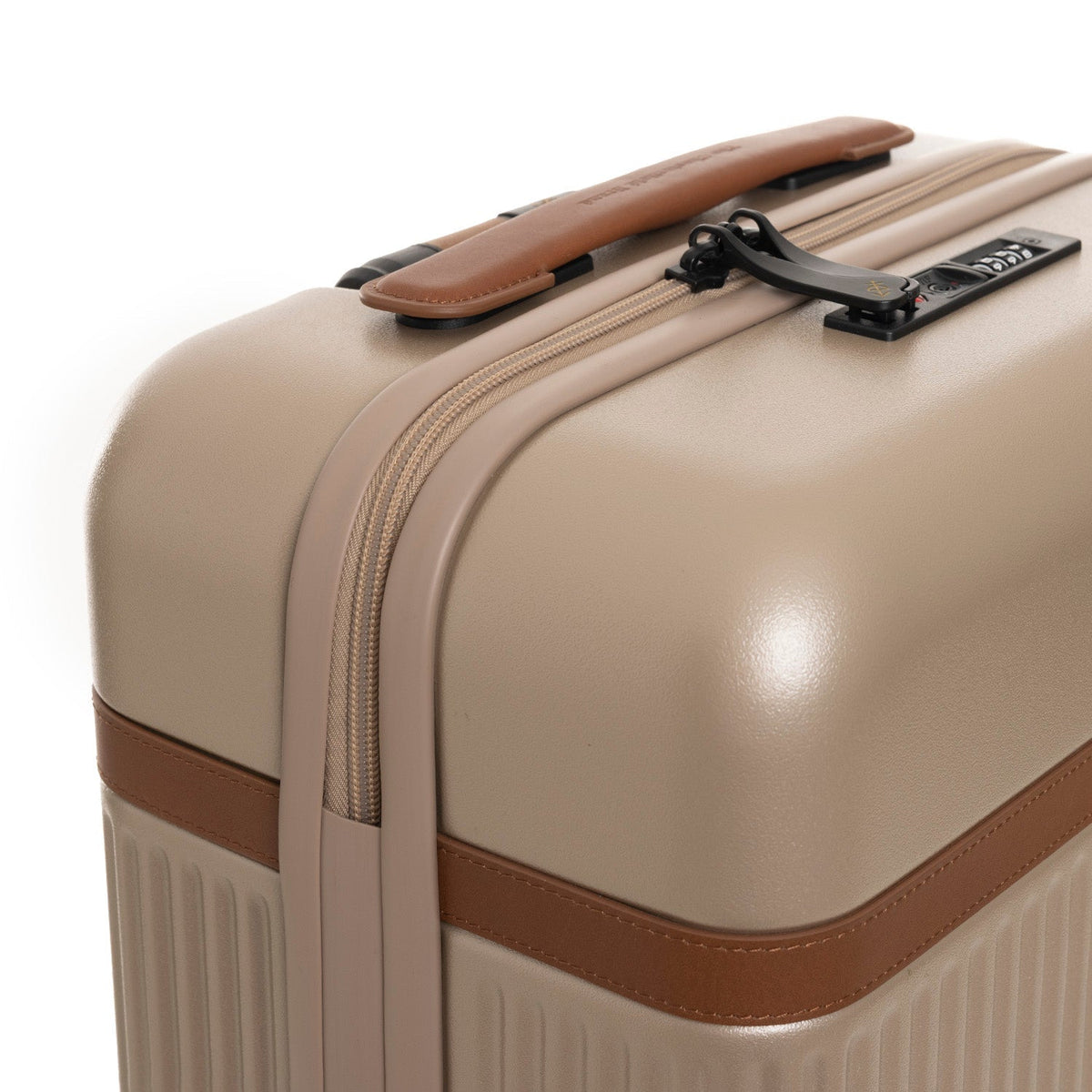 
Perspetiva vestida de Hand Luggage Suitcase Zuna para Mulher para Mulher no modelo com caimento natural à luz do dia