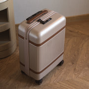 
Classic 100% Full-Grain leather Goods - Vista traseira com ombros definidos e bainha impecável