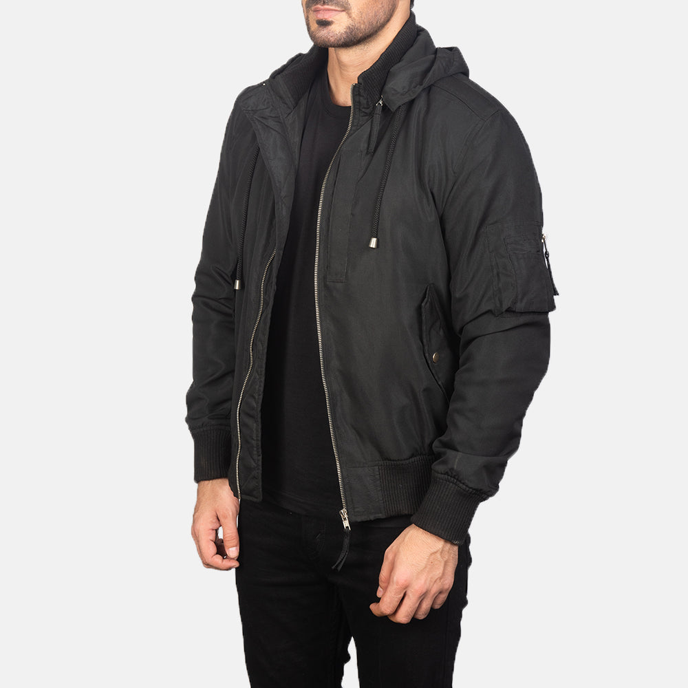 
Black Polyester Bomber Jacket - Vista traseira com ombros definidos e bainha impecável