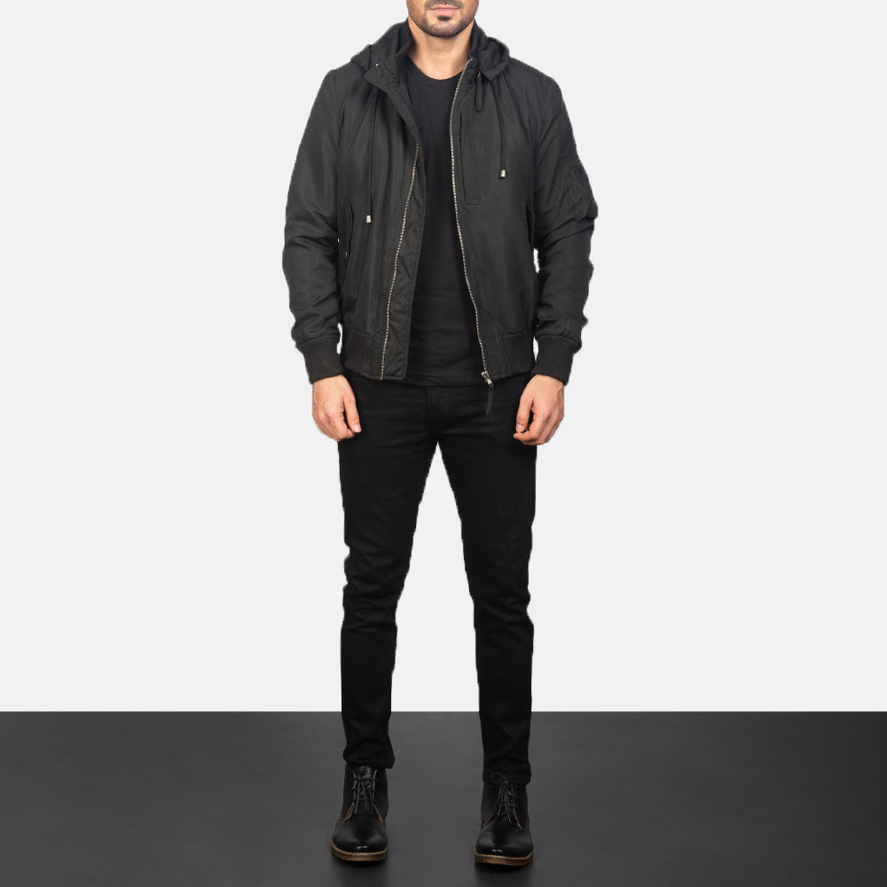 
Hanklin Ma-1 Black Hooded Bomber Jacket - Vista lateral mostrando o corte ergonómico de mangas