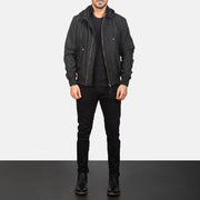 
Hanklin Ma-1 Black Hooded Bomber Jacket - Vista lateral mostrando o corte ergonómico de mangas