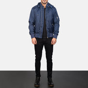 
Blue Hooded Bomber Jacket - Vista lateral mostrando o corte ergonómico de mangas