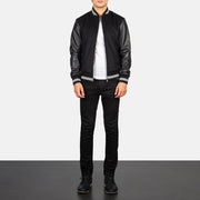 Close-Up Detail of Knit Rib &amp; zipper Hardware on Harrison Preto Hybrid Varsity Blusão de Couro para Homem