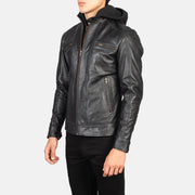 
Black Cowhide Leather Biker Jacket - Vista traseira com ombros definidos e bainha impecável