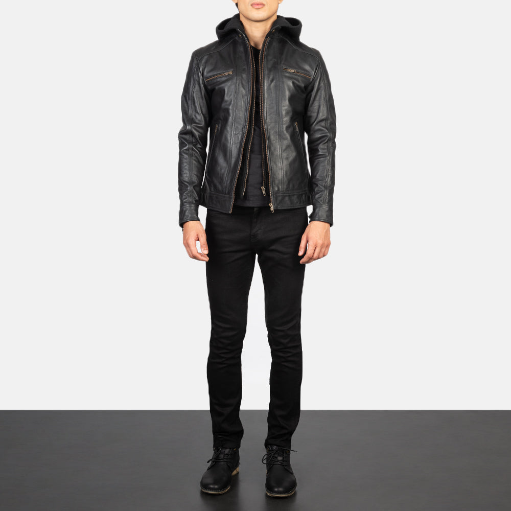 
Hector Preto Hooded Jaqueta Biker de Couro para Homem - Vista lateral mostrando o corte ergonómico de mangas