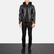 
Hector Preto Hooded Jaqueta Biker de Couro para Homem - Vista lateral mostrando o corte ergonómico de mangas