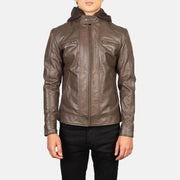 Close-Up Detail of Band with Snap Button &amp; Zipper Hardware on Men's Hector Castanho Hooded Blusão Biker de Couro para Homem
