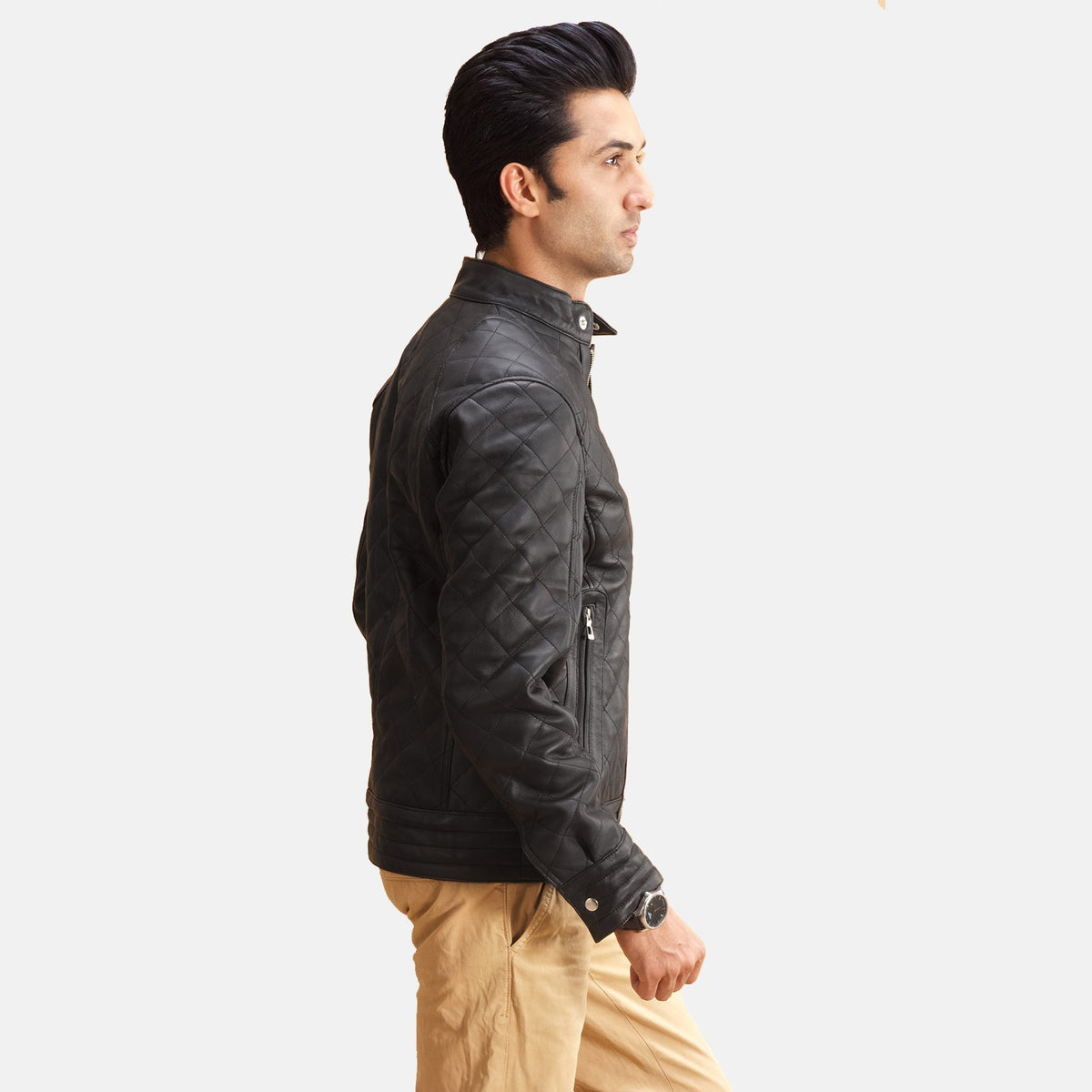 
Black Sheepskin Leather Biker Jacket - Vista traseira com ombros definidos e bainha impecável