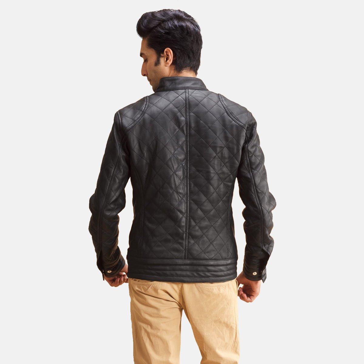 
Vista interior Showing Quilted Viscose lining & Dois bolsos interiores funcionais
