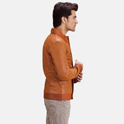 
Hubert Caramelo Castanho Jaqueta de Couro para Homem - Vista lateral mostrando o corte ergonómico de mangas