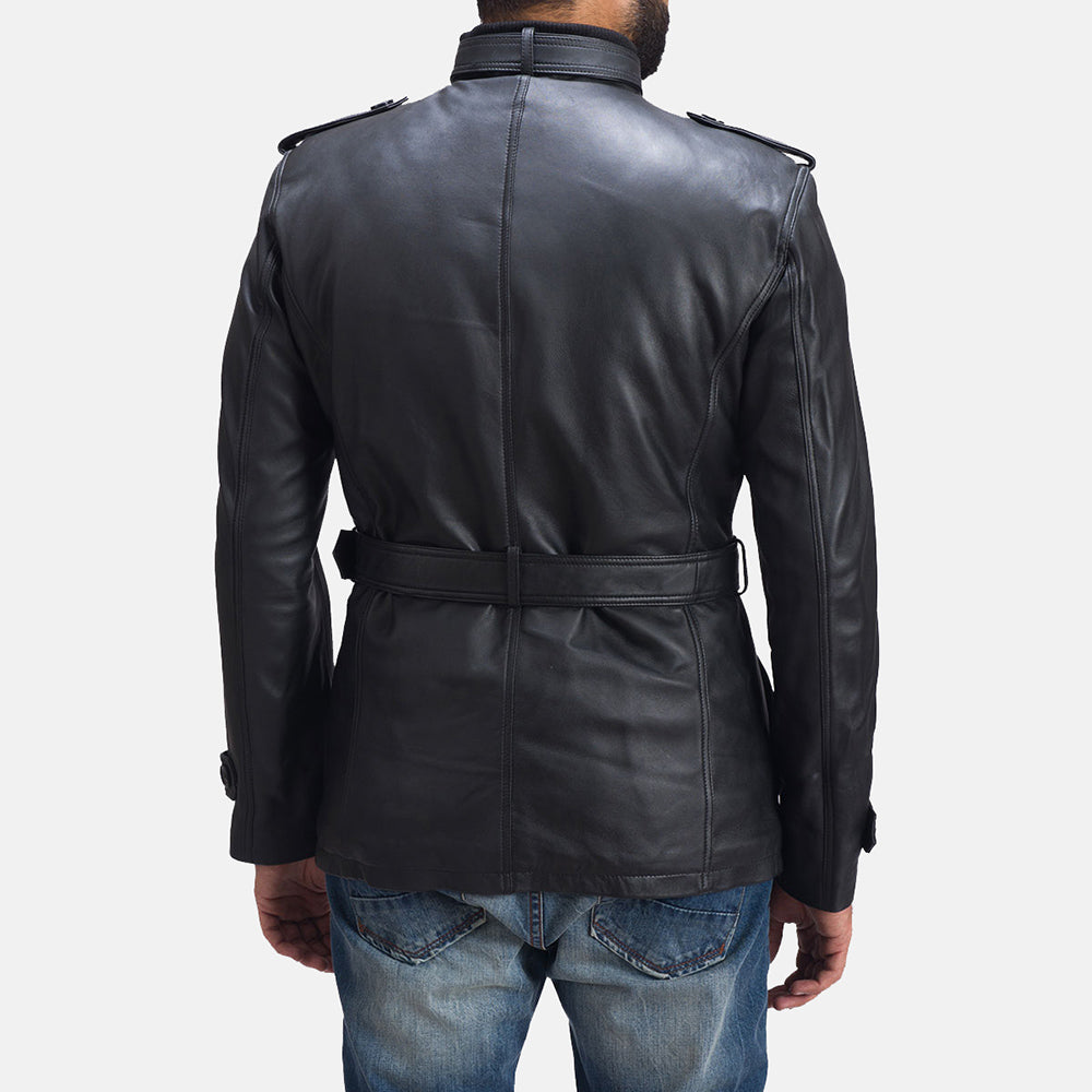 Close-Up Detail of Band with buckle closure &amp; Zipper with button flap and waist belt Hardware on Hunter Preto Blusão de Couro para Homem