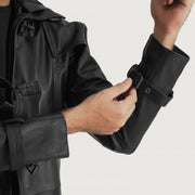 
Vista detalhada of Shirt collar with a large hood & Belted Hardware on Huntsman Preto Hooded Trench Casaco em Couro em Couro em Couro para Homem