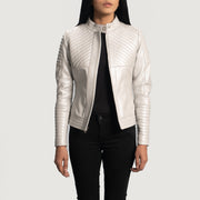 
Ice Maiden Silver Acolchoado Jaqueta Biker de Couro para Mulher - Vista lateral mostrando o corte ergonómico de mangas