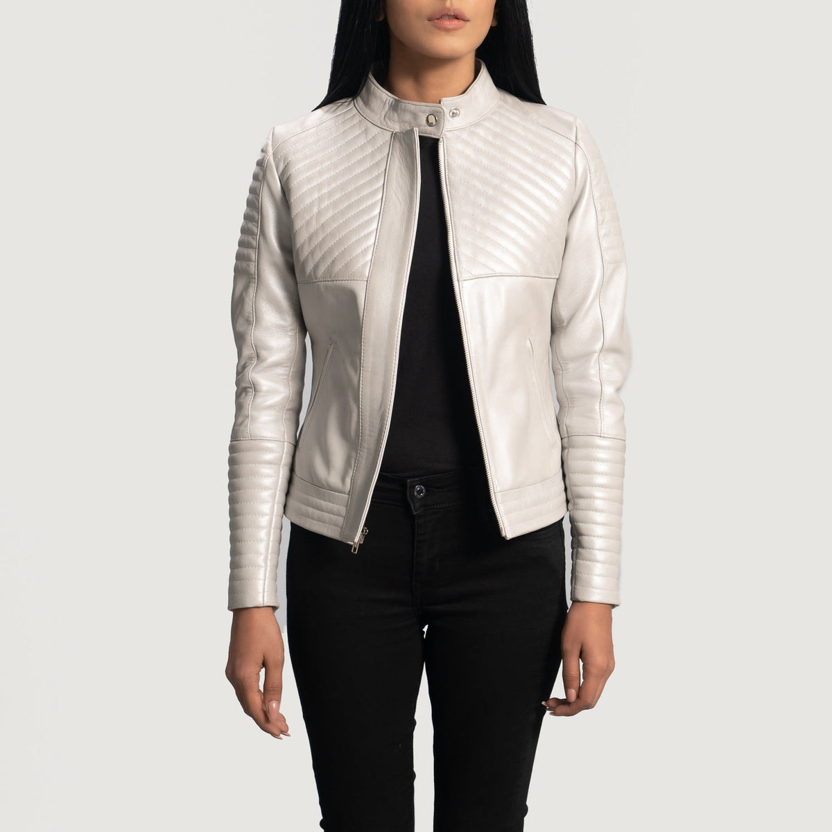 Ice Maiden Silver Quilted Leather Biker Jacket - Vista lateral mostrando o corte ergonómico de mangas