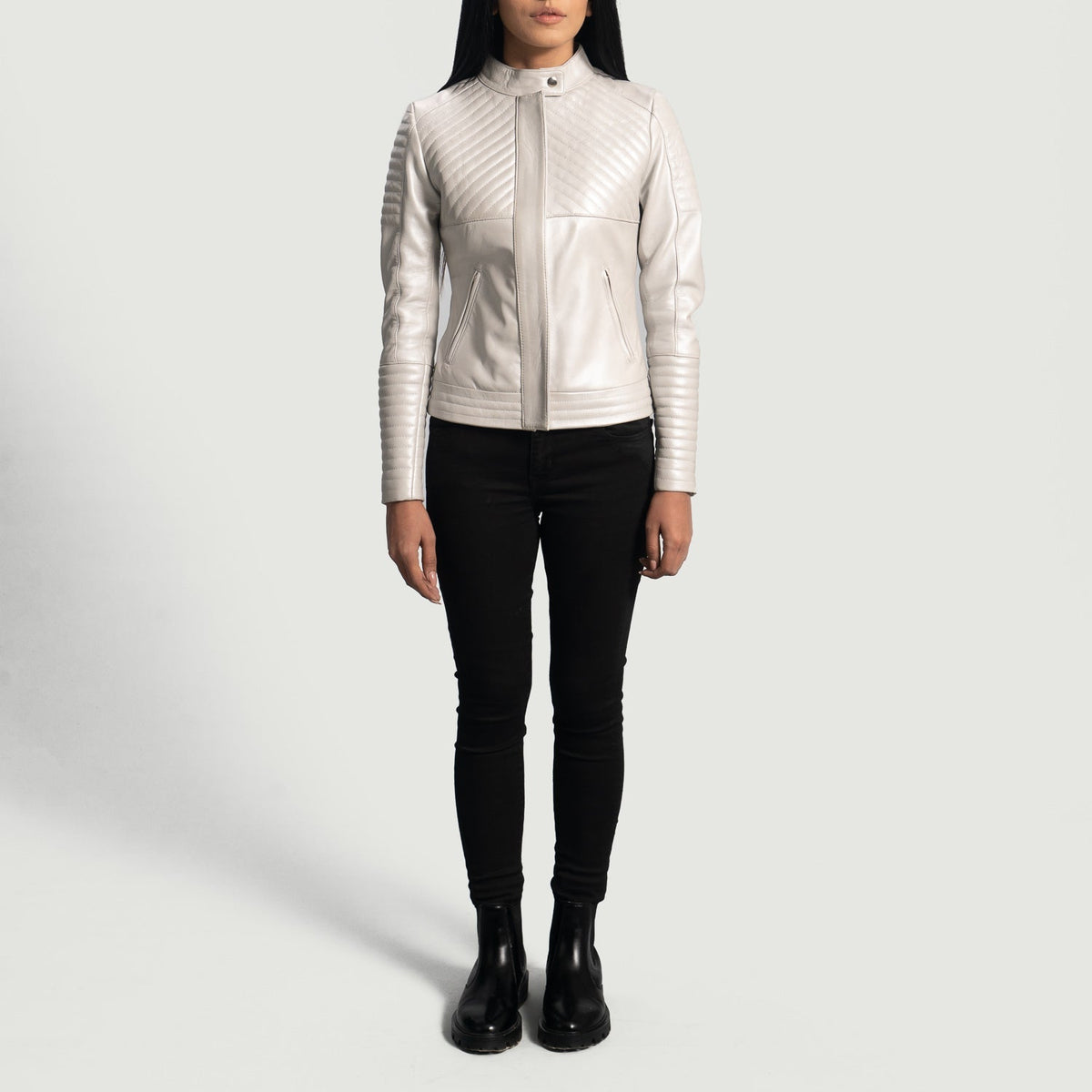 Pormenor da gola com botão de pressão e fechos em Ice Maiden Silver Quilted Leather Biker Jacket