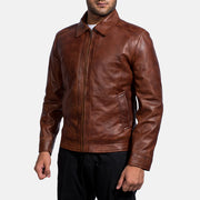 
Perspetiva vestida de Inferno Castanho Jaqueta de Couro para Homem no modelo com caimento natural à luz do dia