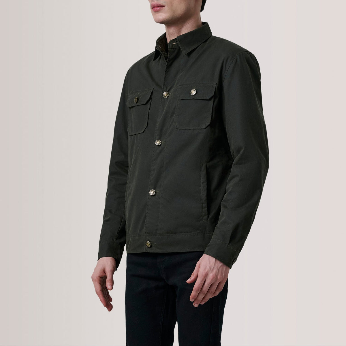 Irwin Olive Waxed Canvas Field Blusão de Couro para Homem For Men - Lateral Side Profile View Showing Sleeve Cut &amp; Athletic Taper Fit