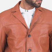 Close-Up Detail of Notch &amp; Button Hardware on James Castanho Claro Castanho Blazer de Couro de Couro para Homem