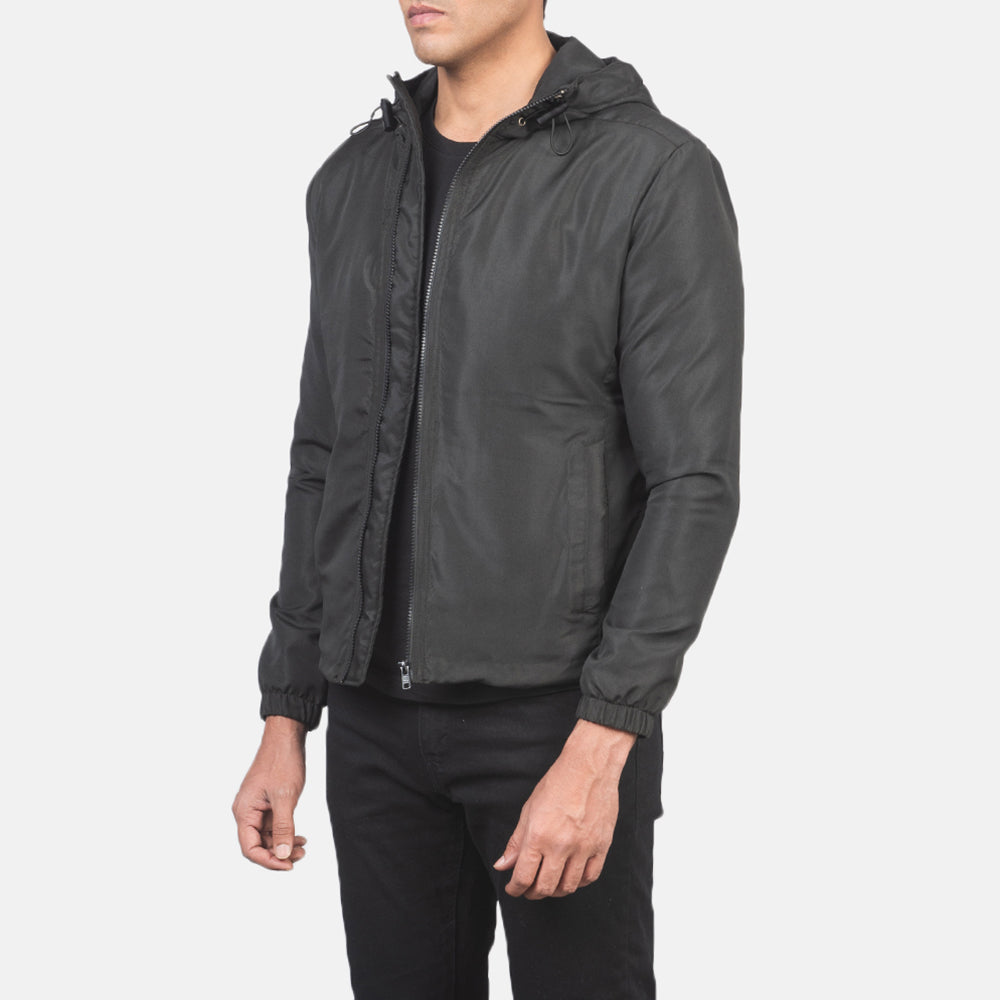 
Black Polyester Hooded Jacket - Vista traseira com ombros definidos e bainha impecável
