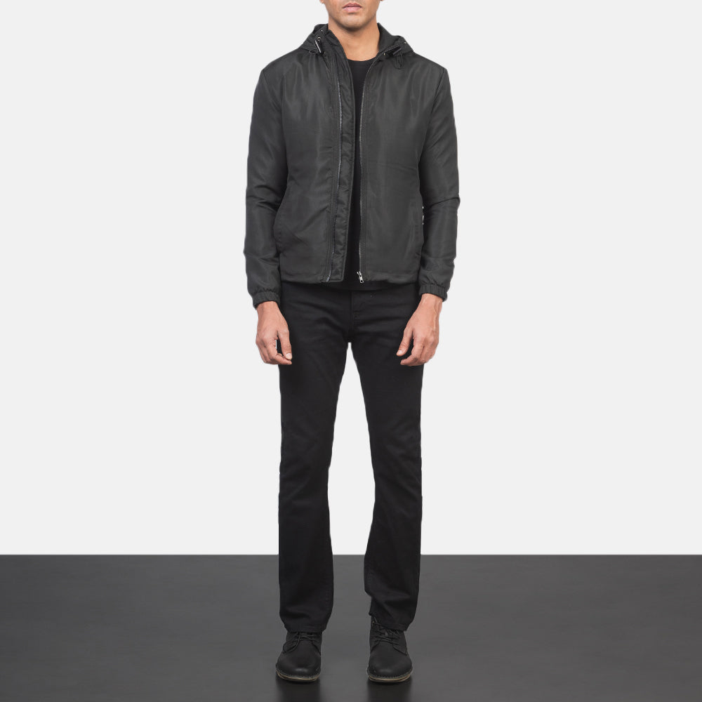 
Jimmy Preto Hooded Windbreaker Jaqueta de Couro para Homem - Vista lateral mostrando o corte ergonómico de mangas