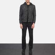 
Jimmy Preto Hooded Windbreaker Jaqueta de Couro para Homem - Vista lateral mostrando o corte ergonómico de mangas