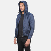 Close-Up Detail of High Neck with Hood &amp; Zipper with wind flap Hardware on Men's Jimmy Azul Hooded Windbreaker Blusão de Couro para Homem