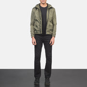 
Jimmy Verde Hooded Windbreaker Jaqueta de Couro para Homem - Vista lateral mostrando o corte ergonómico de mangas